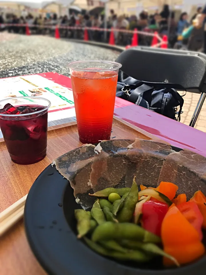 Snapdishの料理写真:さっぽろライラックまつりにて。生ハム、枝豆、ピクルス。そしてハイボールにサングリア❤️|リュカさん