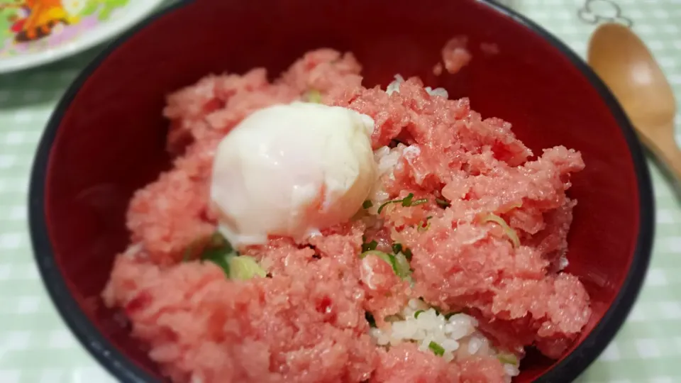 Snapdishの料理写真:ネギトロ丼　温泉たまごトッピング😊🍶|Mitsuhiro.Sさん