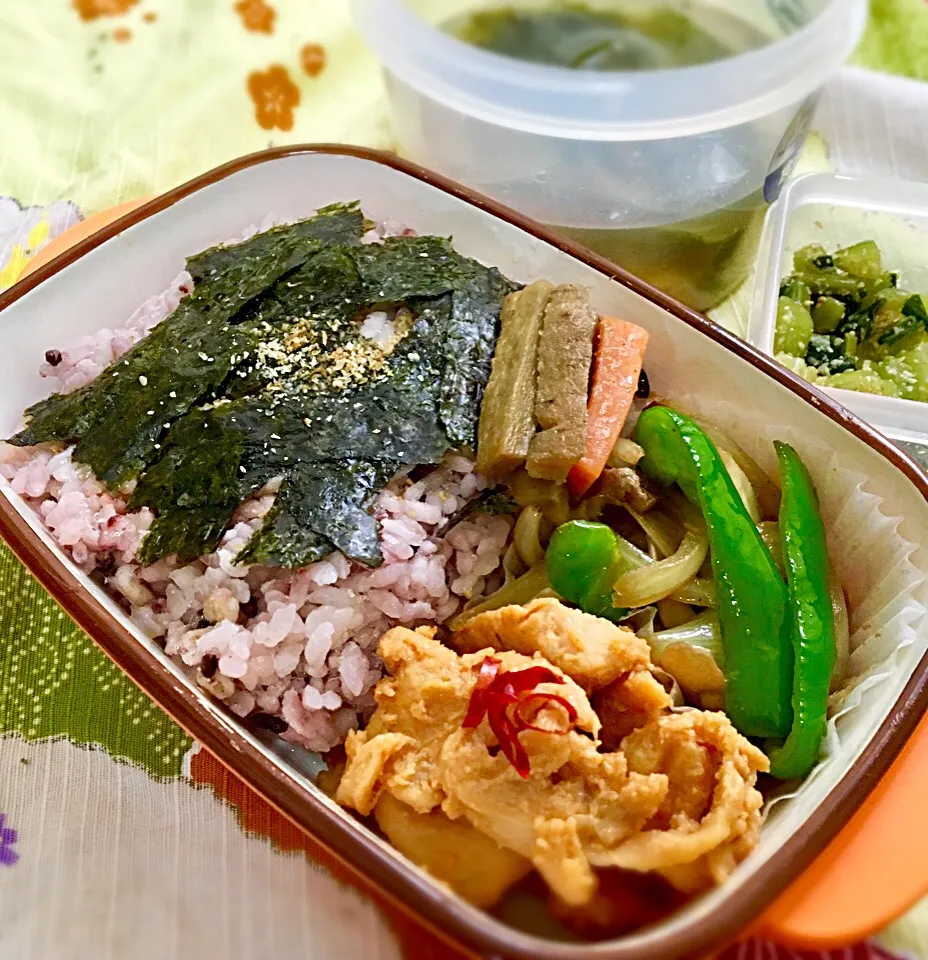 Snapdishの料理写真:単身赴任の昼ごはん☀️
🍴鶏の味噌漬け弁当🍱
鶏の味噌漬け焼き
ピーマン舞茸玉ねぎの炒め
きんぴらごぼう
黒米麦ご飯 もみ海苔
野沢菜漬の胡麻和え
ワカメと玉ねぎの味噌汁|ぽんたさん