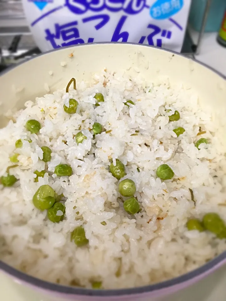 塩昆布入りグリンピースご飯|おさとちゃんさん