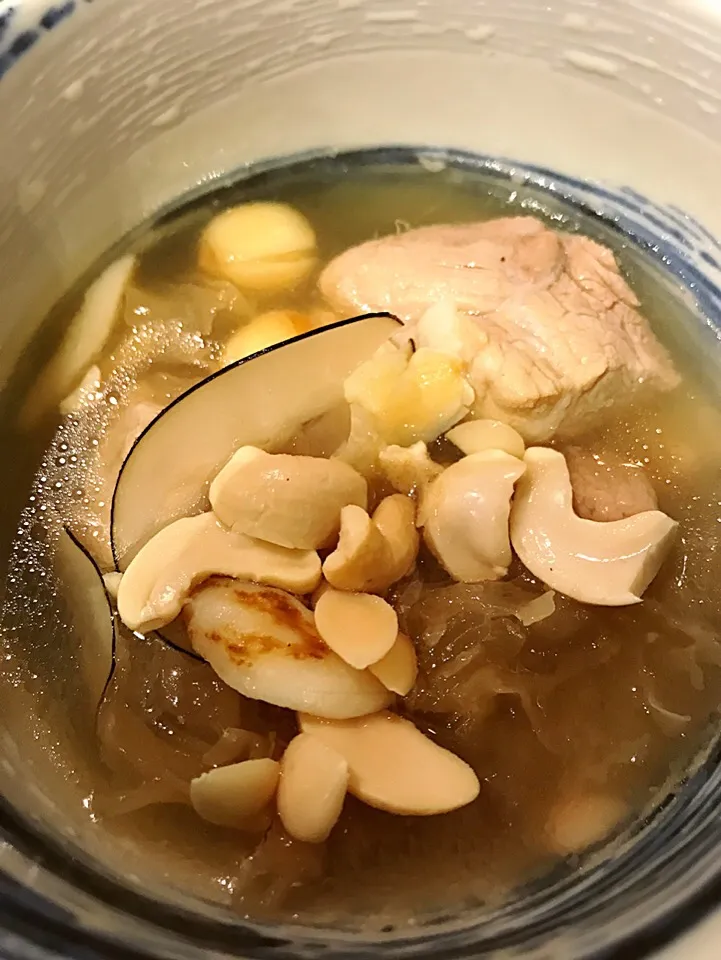 White fungus and sea coconut with cashew nuts, lily bulb & lotus seed soup. This soup strengthen the spleen and stomach . It removes heat in the body and promot|Aunty Gさん