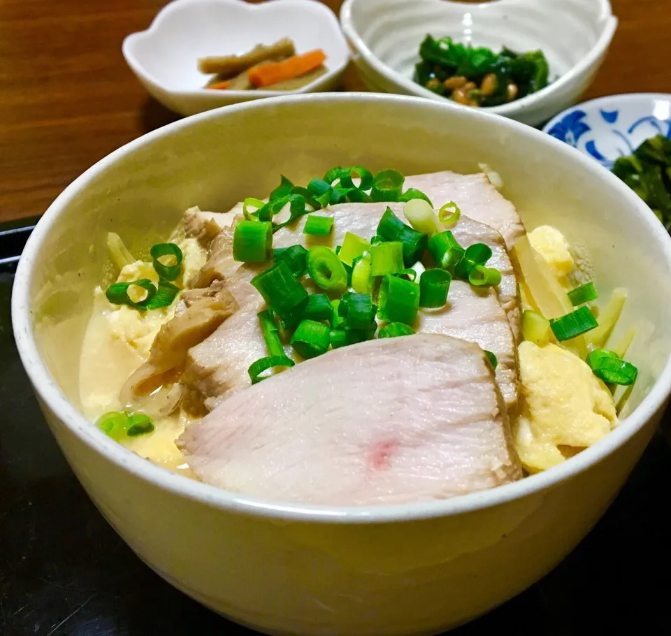 単身赴任の晩ごはん🌃🌠🌌🌙⭐ 鶏ロース煮の親子丼🐔🐣🍚 ワカメ納豆 きんぴらごぼう 野沢菜漬 菜花の味噌汁l#単身赴任夕食|ぽんたさん