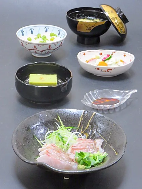 5月17日
今晩は、鯛松皮造り 大根と胡瓜のけん 青芽 山葵 刺身醤油、うすい豆腐 美味出汁、浅漬け（人参、胡瓜、ラディッシュ、カリフラワー）、かきたま汁、うすい豆ご飯

ちょっと今日はいいことがあったので、長崎県産の鯛を姿造りにでもしようかと思ったりしながら、結局松皮造りで、二枚落としにして食べやすく盛り付け！

松|akazawa3さん