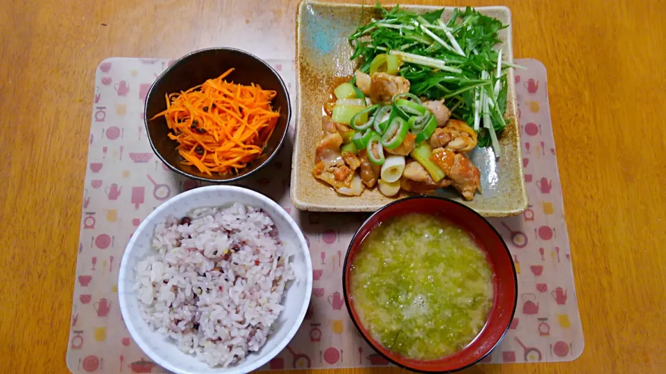 ５月９日　鶏もも肉と白ネギの照り焼き　にんじんの和風サラダ　あおさのお味噌汁|いもこ。さん