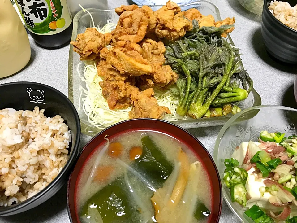 もち麦飯、手作り唐揚げ、山菜コシアブラ天ぷら、なめこワカメ味噌汁、ミョーガオクラ冷奴、|ms903さん