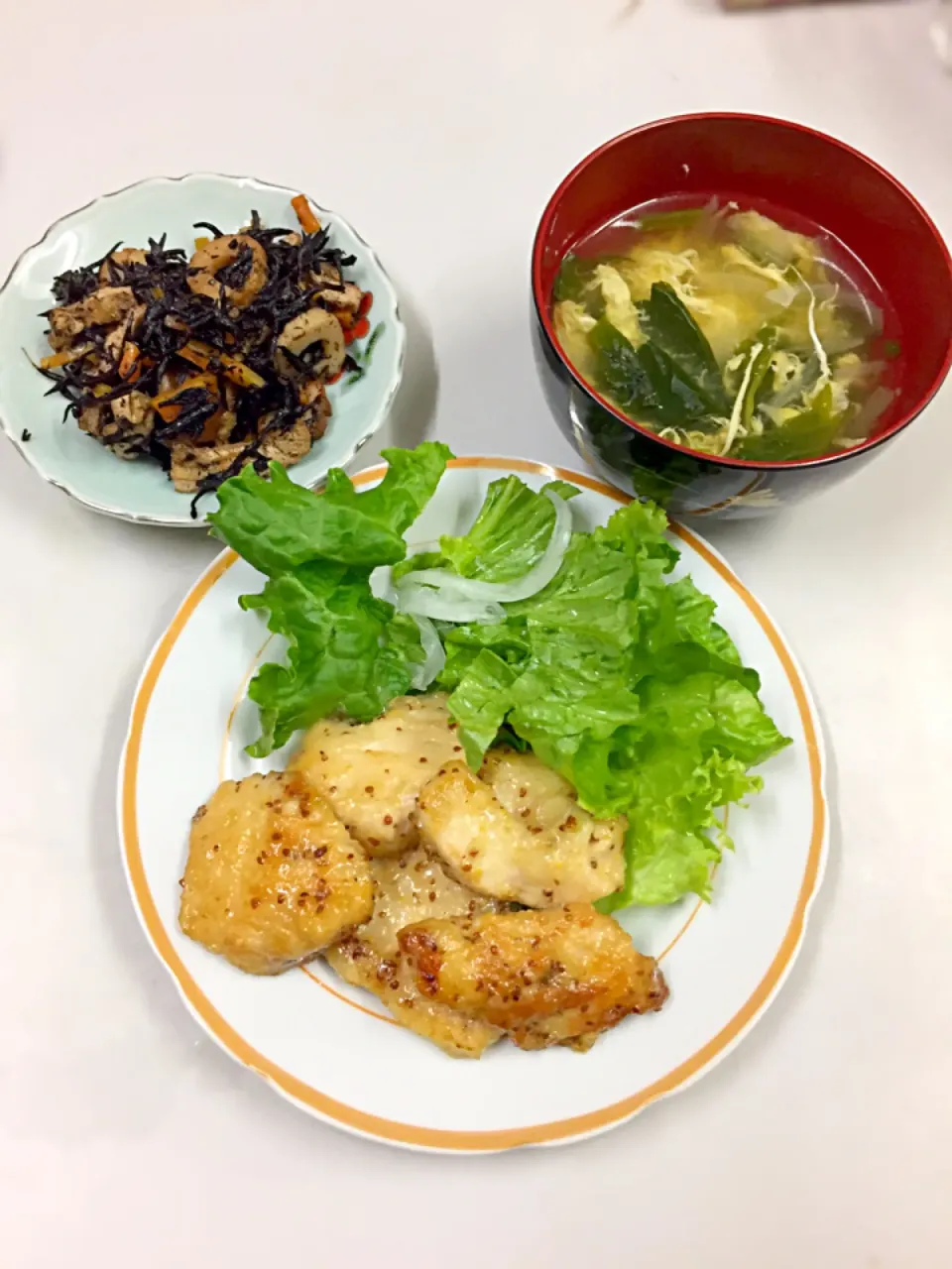 鶏胸肉のハニーマヨマスタード焼き🍗
ほうれん草と卵のスープ✨
ひじきの煮物|Emmaさん