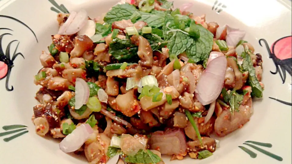 Larb-haet (Thai spicy and sour mushroom salad)
 #Thai cuisine #thai food #larb|Jorge Bernal Márquezさん