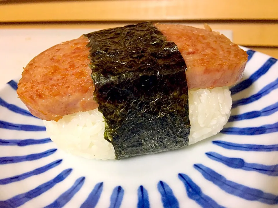 Snapdishの料理写真:1度作ってみたかったスパムおにぎり🍙
息子の夜食に🌙*.｡|ともえさん