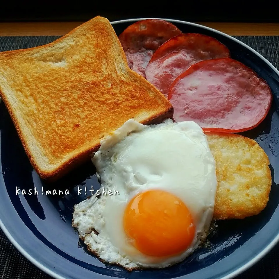 朝ごはん😋🍴🍳🍞🍌🎶
●トーストと目玉焼き
●ハッシュポテト
●焼きハム|Kashimanakitchenさん