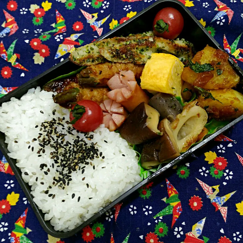 Snapdishの料理写真:豚肉のインゲン巻き
　ウインナー
　ちくわのいそべ揚げ
　煮物
　味噌味じゃが
　小えび入り玉子焼き
　ごま塩ご飯|たえさん