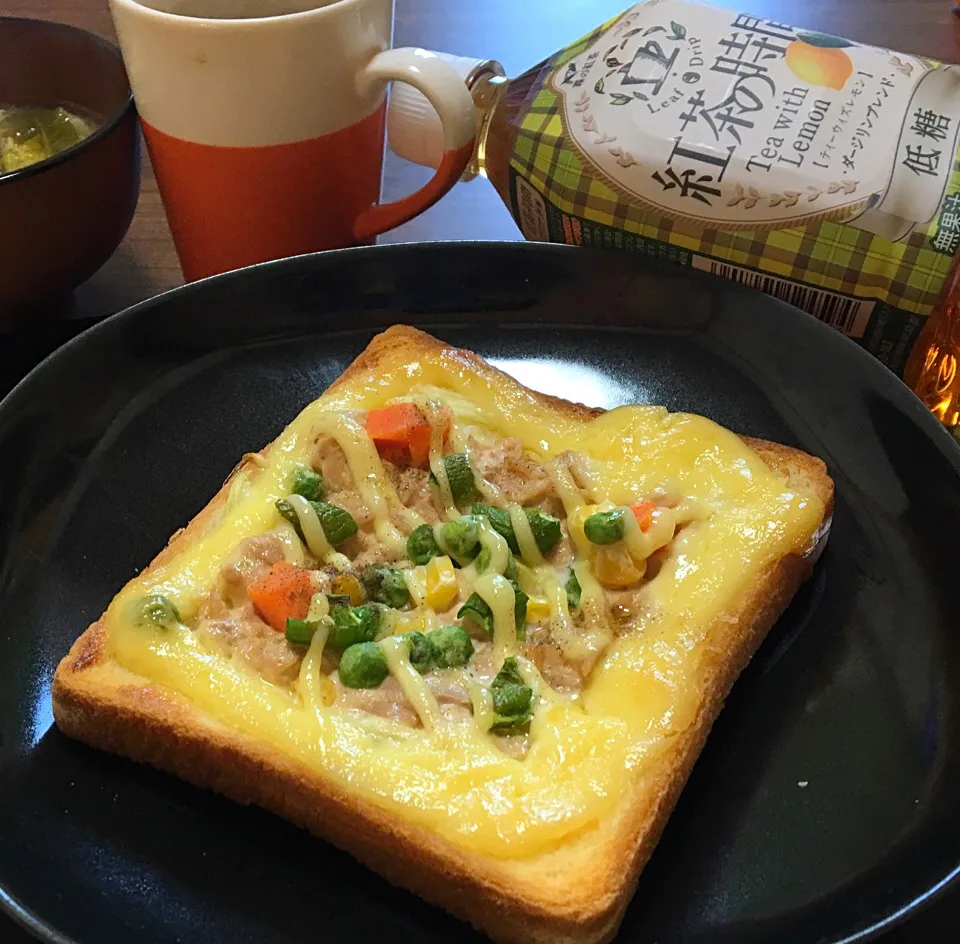 Snapdishの料理写真:単身赴任の朝ごはん🌅
ツナマヨトースト🐟🍞
菜花の味噌汁
紅茶の時間 レモン 低糖🍋
#単身赴任朝食#紅茶の時間|ぽんたさん