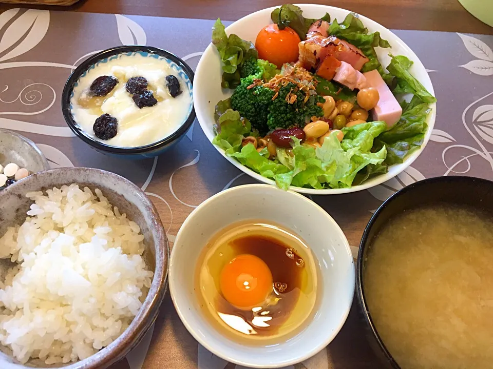 朝ごはん
たまごかけご飯（たまごかけごはん醤油）サラダ（サニーレタスブロッコリー三種の豆きゅうり魚肉ソーセージ角切りベーコンプチトマトフライドオニオン）玉ねぎと人参と揚げの味噌汁、レーズン添えヨーグルト|かよちゃんさん