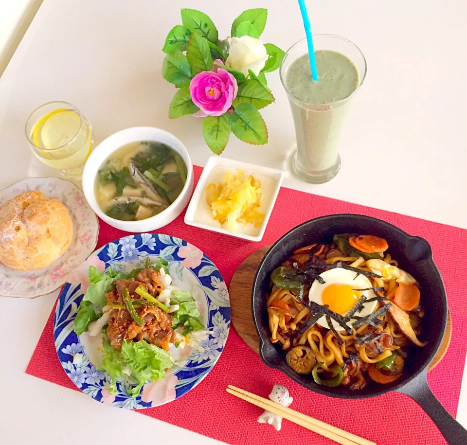 朝ごはんは勝負飯( ◠‿◠ )
スキレットで、焼うど〜ん😋旨旨〜😘
焼肉サラダ🥗
長ねぎ主役の豆腐味噌汁(^.^)
ヨーグルトにレモンジャム🍋
いつものレモン水🍋
いつもの甘酒スムージー🤗🎵
おまけのシュークリーム（笑）
ワォ〜〜( ◠‿◠ )今日も元気玉💪🤗🤣
満足満タ〜〜ン🤣🤣🤣💖|はみちゃんさん