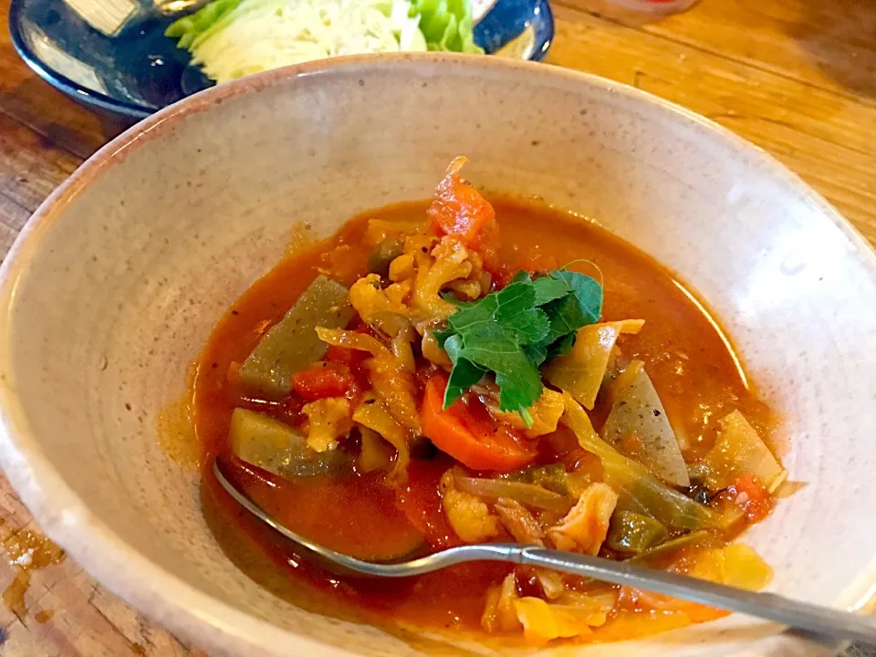 【朝の賄い】
#亀戸養生料理オスギ 
コンニャクのトマト煮
キャベツ|亀戸 養生蕎麦 高のさん