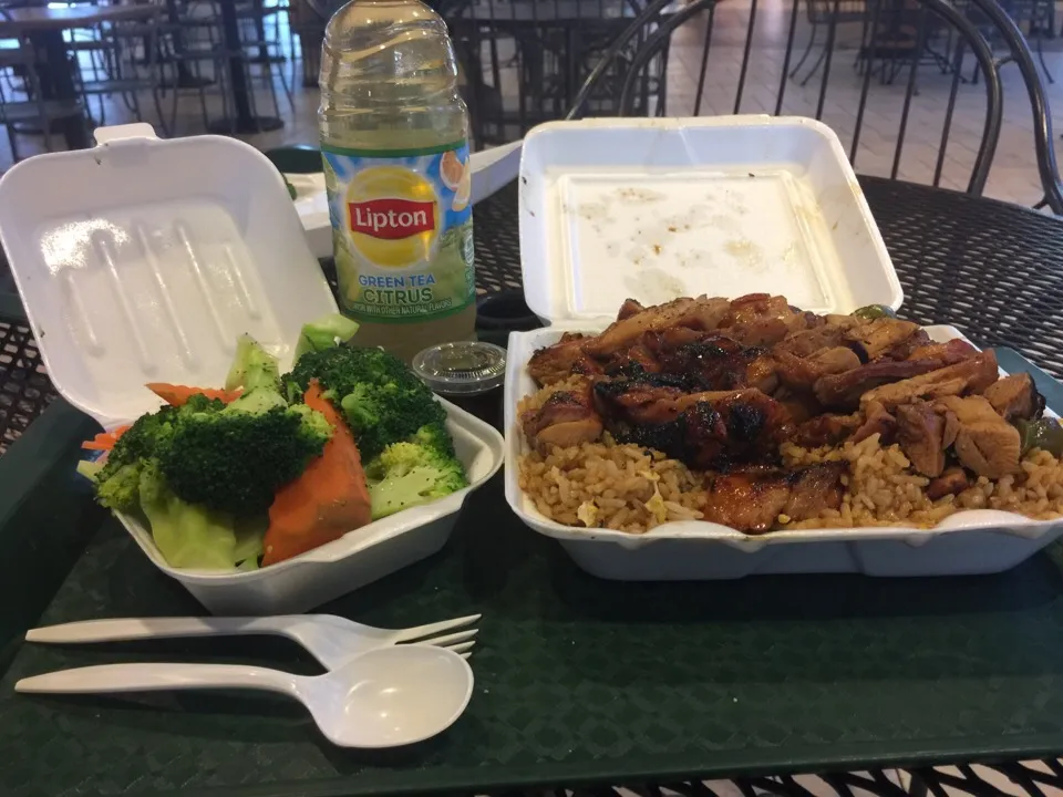 Snapdishの料理写真:Bourbon chicken, spicy bourbon chicken & peppers, fried rice, fresh mix veggies & green tea|Richard Thompsonさん