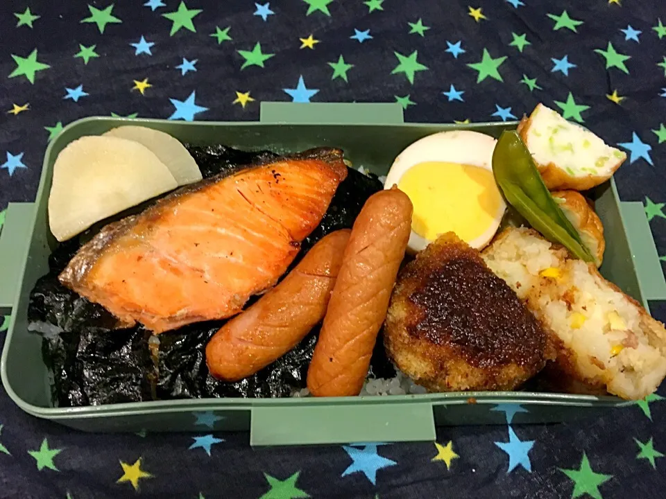 シャケとコロッケのお弁当。|Chiharuさん