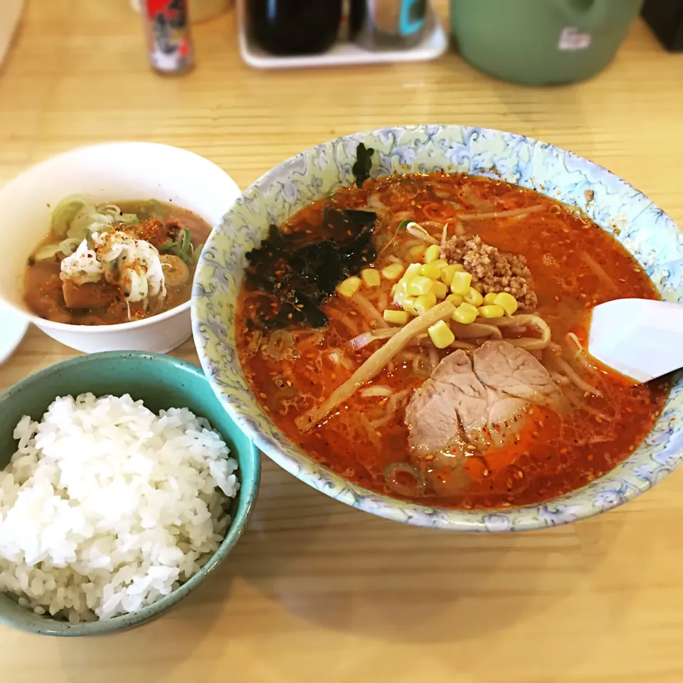 本日のランチ。 酸辣麺とモツ煮🍜🐽|ラー山さん