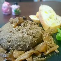 Snapdishの料理写真:キノコたっぷりハンバーグ|なっちょさん