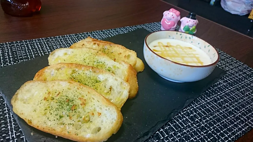 Snapdishの料理写真:ガーリックトースト|なっちょさん