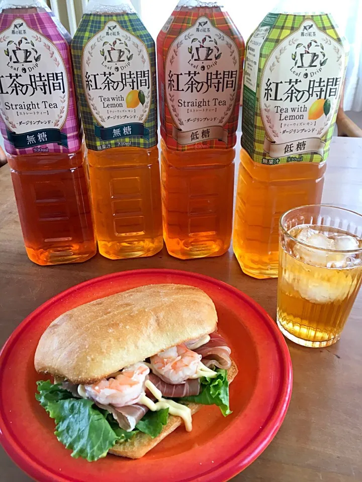 Snapdishの料理写真:お家でのんびりランチ
エビと生ハムのサンドイッチとレモンティーと♪|ぴいさん