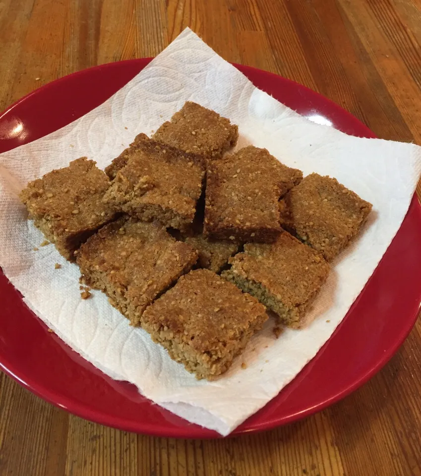 Snapdishの料理写真:胡麻た〜っぷりのクッキー✨
小麦粉50g:胡麻250g。ザクザクな食感のクッキーです♡|herbalkidsさん