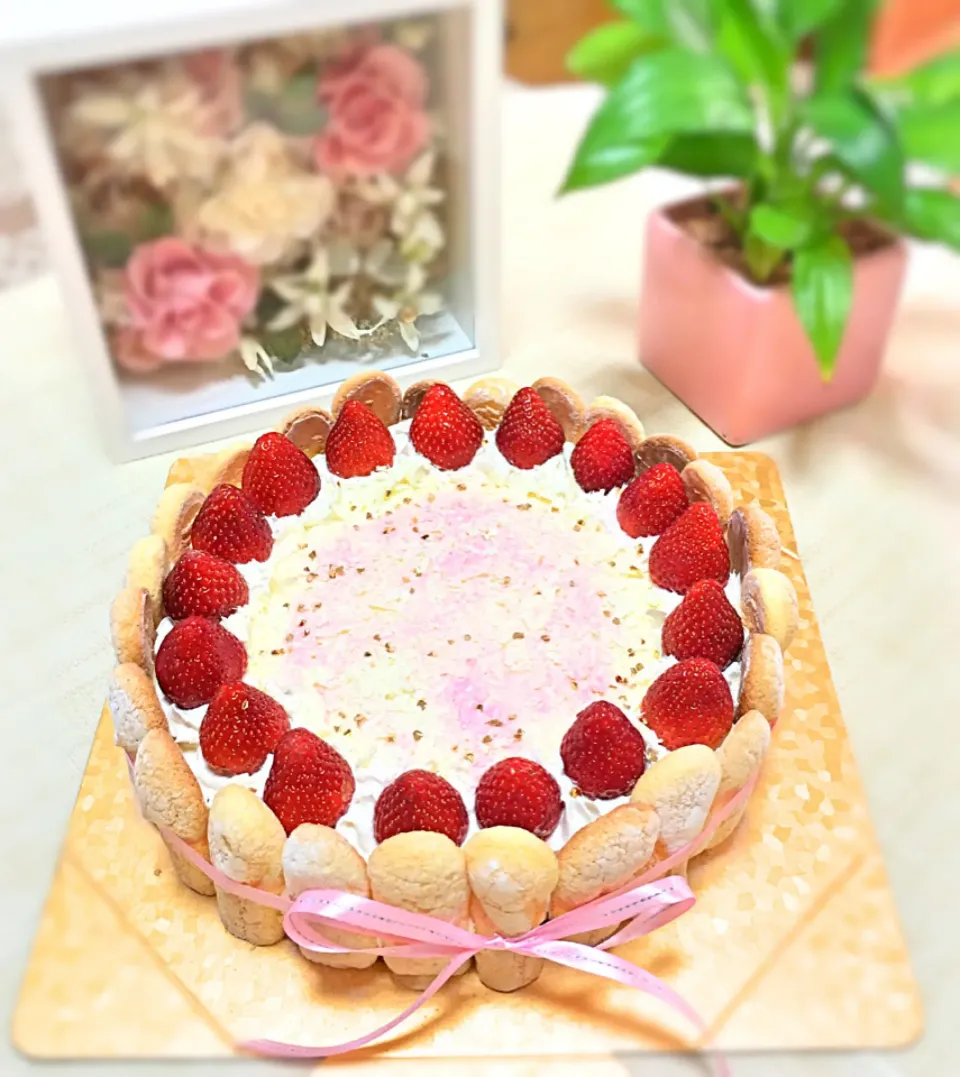 Snapdishの料理写真:苺のレアチーズとホワイトチョコムースのケーキ❤️|あけさんさん