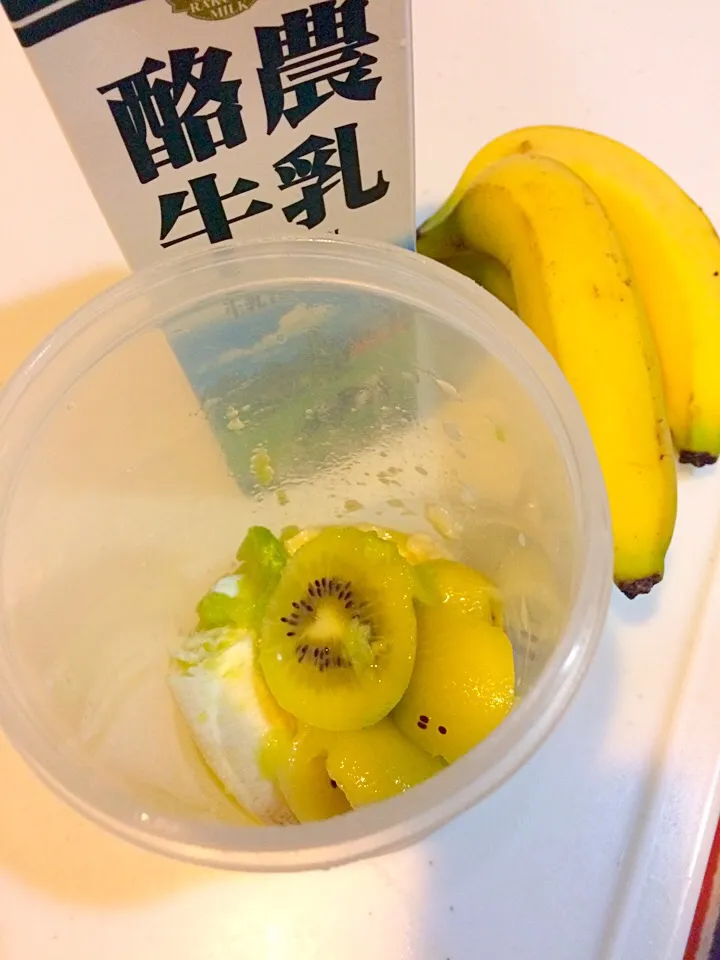 手作り甘糀とバナナ🍌とキーウイ🥝と牛乳のスムージー|カレーパンさん