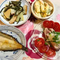 Snapdishの料理写真:今夜は週末家飲み🍷カツオタタキ、筍とわらびの煮物、マカロニサラダ、柳ガレイ塩焼き|絹マンマさん