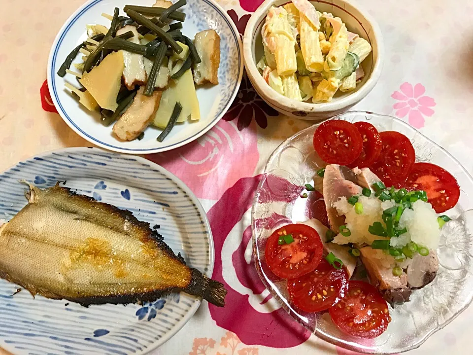 今夜は週末家飲み🍷カツオタタキ、筍とわらびの煮物、マカロニサラダ、柳ガレイ塩焼き|絹マンマさん