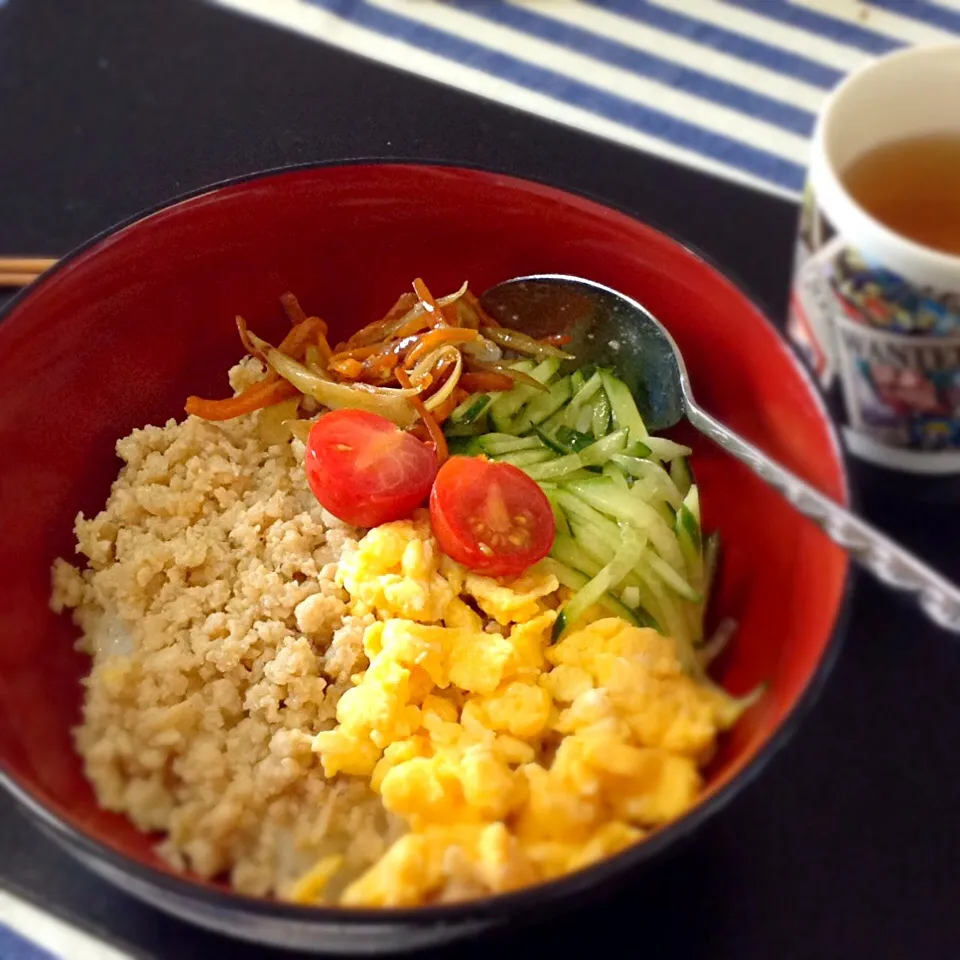 娘たちの朝ごはん、4色丼〜♪|yukoさん