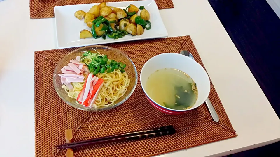 今日の昼食　ラ王冷やし中華、わかめスープ、じゃがいもとピーマンのオイスターソース炒め|pinknari🐰🌈さん