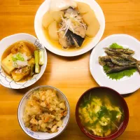 Snapdishの料理写真:炊き込みご飯/ぶり大根/揚げ出し豆腐/平子いわしの唐揚げ/卵と水菜のすまし汁|yukako198912さん