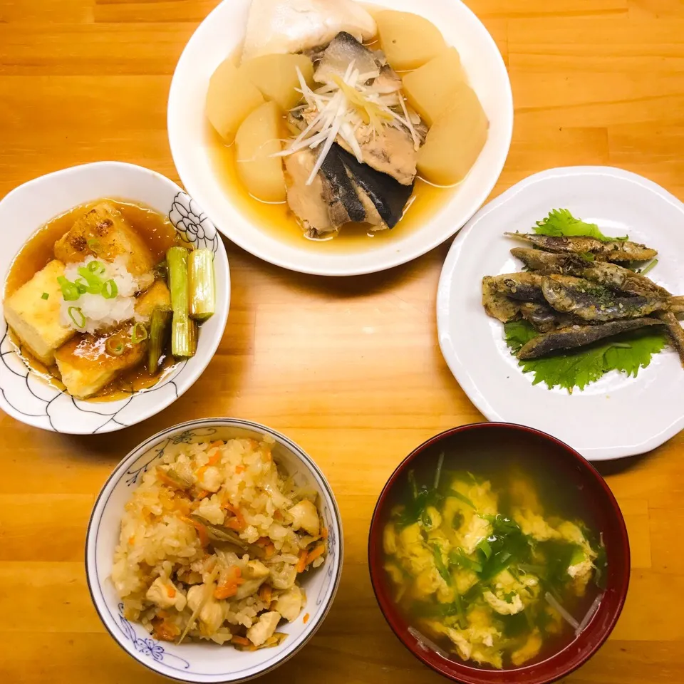 炊き込みご飯/ぶり大根/揚げ出し豆腐/平子いわしの唐揚げ/卵と水菜のすまし汁|yukako198912さん