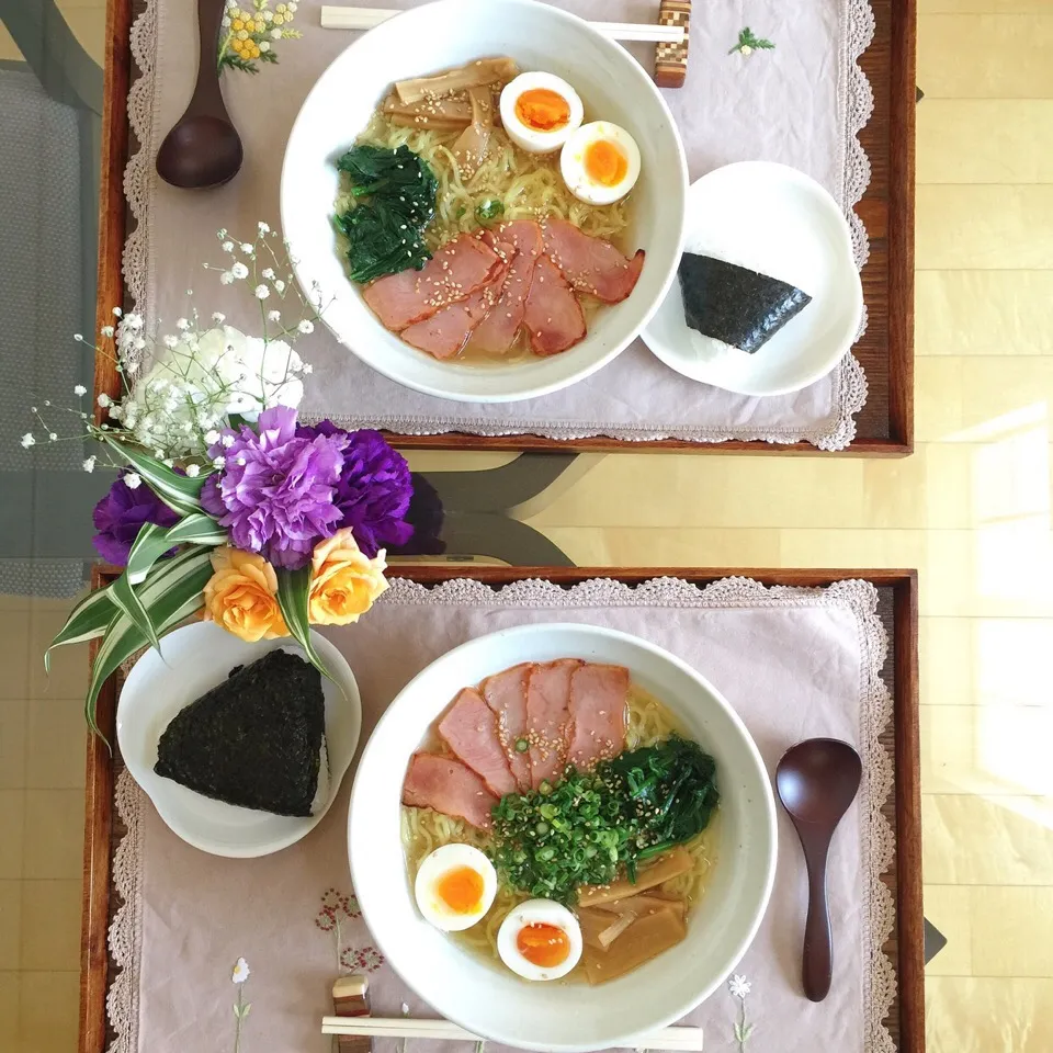 Snapdishの料理写真:5/20❤︎主人と娘の休日お昼ごはん❤︎
・塩ラーメン
・おにぎり|Makinsさん