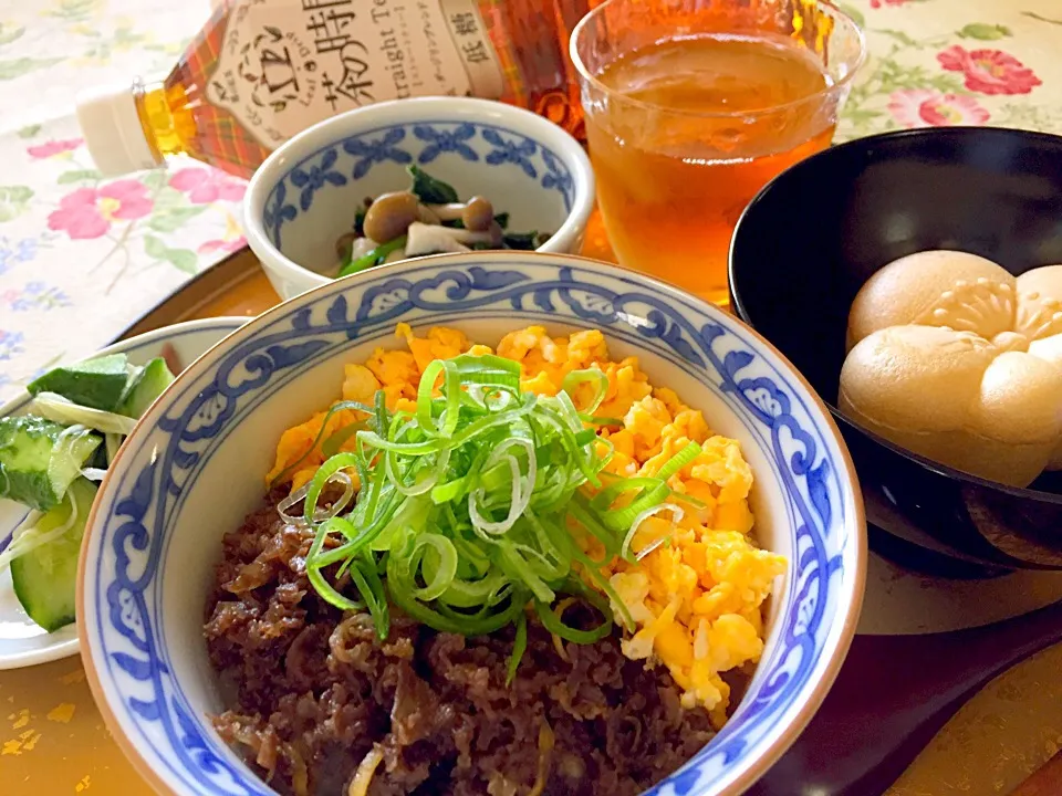 Snapdishの料理写真:牛肉しぐれ煮二色DON!、九条ねぎのせ😊|ｋｚｓｙｋさん