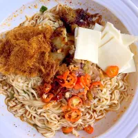 Mie kari ayam with sambal matah and cheese #mie #miegoreng#indonesianfood#friednoodle #lunch #favourite|Asthiさん