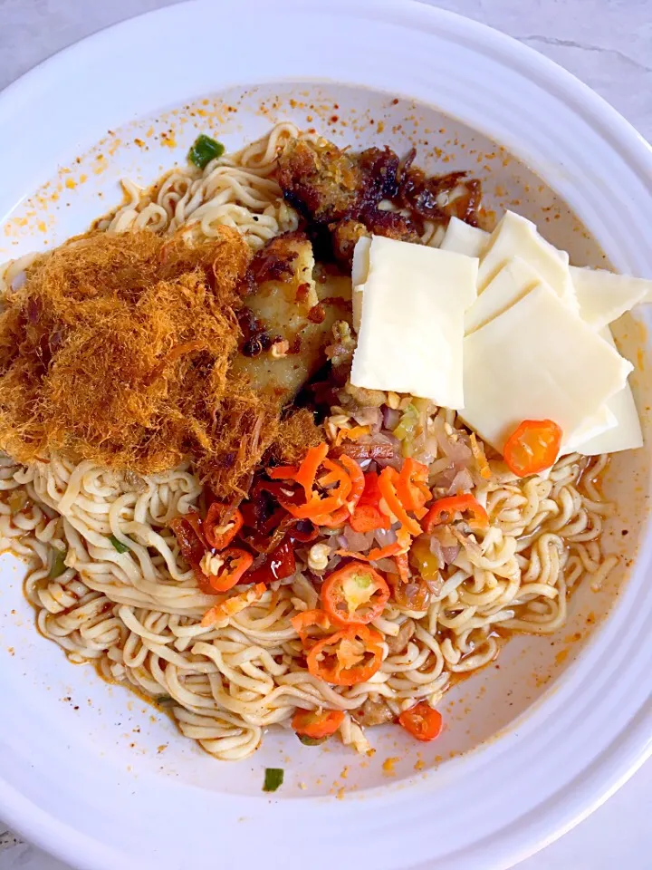 Mie kari ayam with sambal matah and cheese #mie #miegoreng#indonesianfood#friednoodle #lunch #favourite|Asthiさん