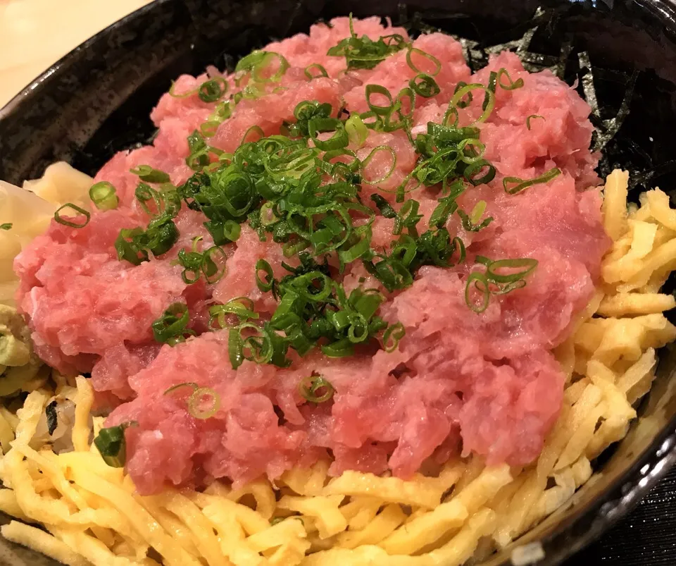 病院行ったら真裏に評判の海鮮のお店が。
ネタ大盛りにしたネギトロ丼、コレは満足やわ〜。|たけうちさん