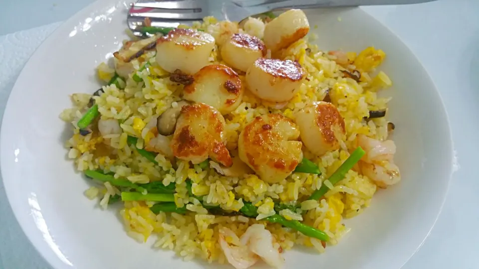 Lazy Saturday: Garlic butter prawns egg fried rice with asparagus shitake mushrooms and hokkaido scallops 😍|🌷lynnlicious🌷さん