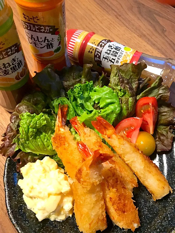 今日の晩御飯＊海老フライ
キューピーのテーブルビネガーをかけて|やぁさん