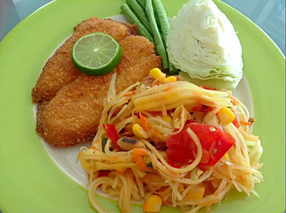 Snapdishの料理写真:Somtum tai with pescado empanizado (Thai green papaya salad with breaded fish)
 #Thai cuisine #Cocina mexicana #Mexican cuisine|Jorge Bernal Márquezさん