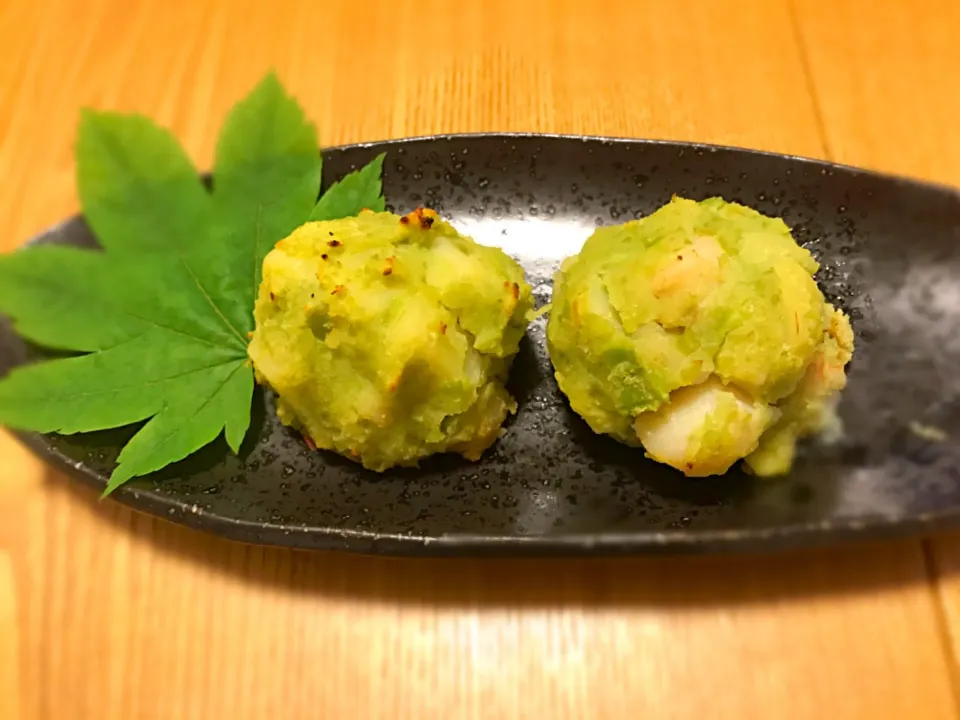 Snapdishの料理写真:空豆海鮮焼✨
すり潰した空豆にホタテ、新じゃがを入れて焼きました！空豆は西京味噌風味☺️|youcaさん