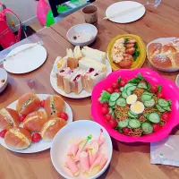 Snapdishの料理写真:元中のメンツでランチ会😋🍴
久々会って一緒に手作りランチも良いね😊|みいさん