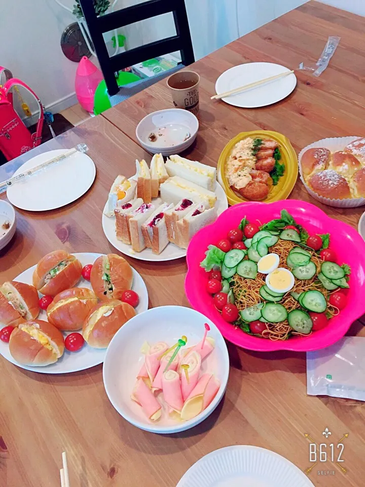 Snapdishの料理写真:元中のメンツでランチ会😋🍴
久々会って一緒に手作りランチも良いね😊|みいさん