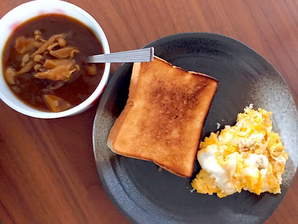 腹ペコ朝ご飯
#カレー
#乃が美高級生食パン 
#スクランブルエッグ|ATSUMIさん