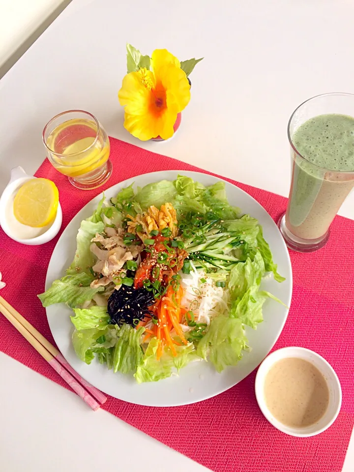 朝ごはんは勝負飯( ◠‿◠ )
はみちゃんの気まぐれサラダ🥗
サラダソーメン具沢山💖🎵|はみちゃんさん