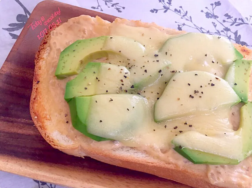 Snapdishの料理写真:★☆休日朝ごはん☆★アボカド🥑ツナチーズトースト🍞♪|さとみさん