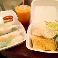 Snapdishの料理写真:#Lemongrasschicken #Shrimp #peanutsauce #shrimpspringrolls #ThaiTea #Vietnamese|lynさん