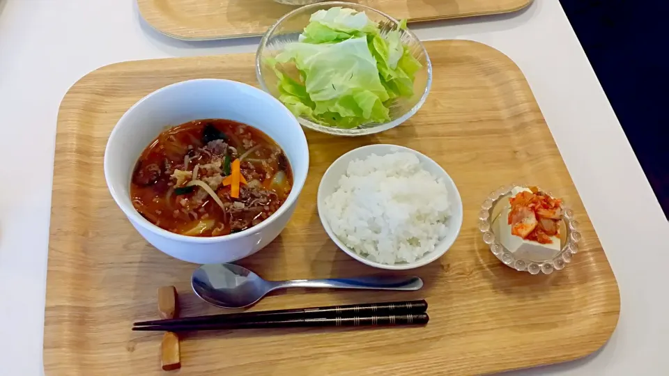 今日の昼食　ユッケジャンスープ、塩きゃべつ、キムチのせ冷奴|pinknari🐰🌈さん