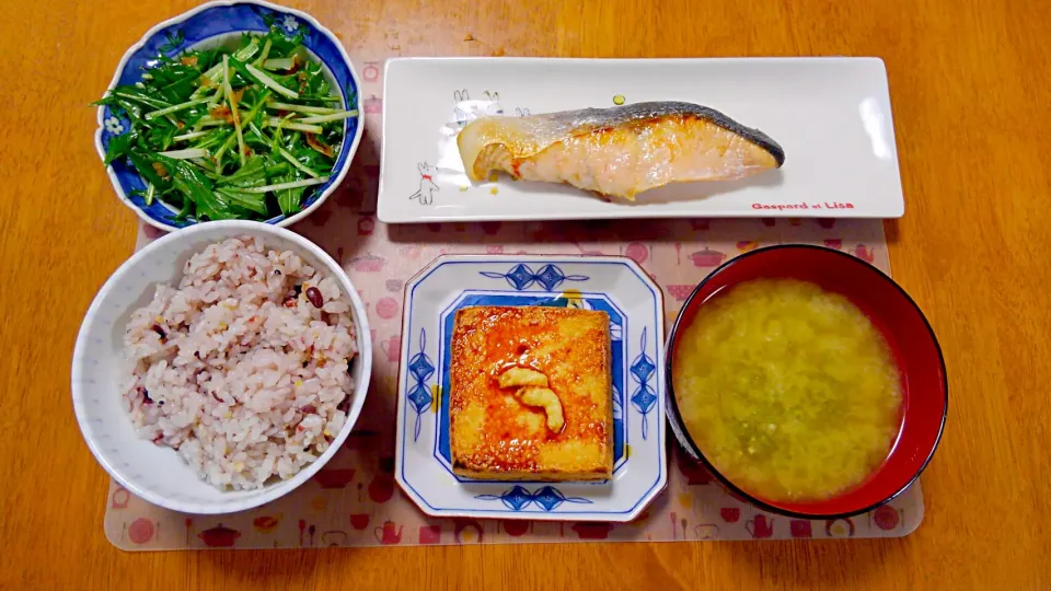 ５月１１日　鮭の塩焼き　水菜のサラダ　厚揚げ　あおさのお味噌汁|いもこ。さん